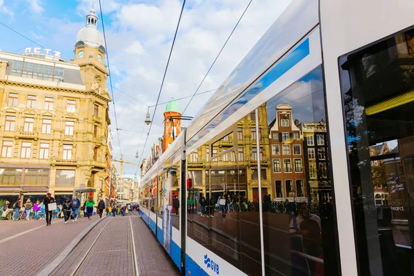荷兰阿姆斯特丹 2019年10月28日 阿姆斯特丹街道场景 有轨电车 与身份不明的人 阿姆斯特丹是荷兰的首都和人口最多的城市 — 图库照片