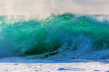 Oahu, Hawaii 'de büyük bir dalganın resmi.