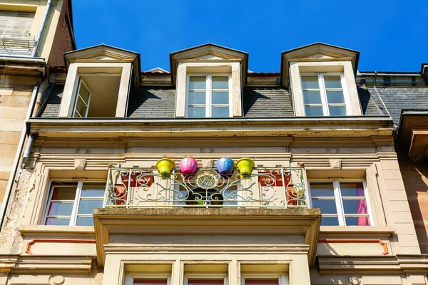 法国斯特拉斯堡老城有阳台的立面 — 图库照片