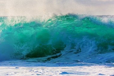 Oahu, Hawaii 'de büyük bir dalganın resmi.