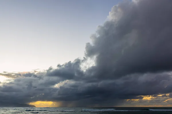 Imagem Nuvens Escuras Anoitecer Sobre Mar — Fotografia de Stock