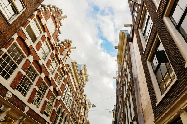 Steeg Met Oude Huizen Een Lage Hoek Amsterdam Nederland — Stockfoto
