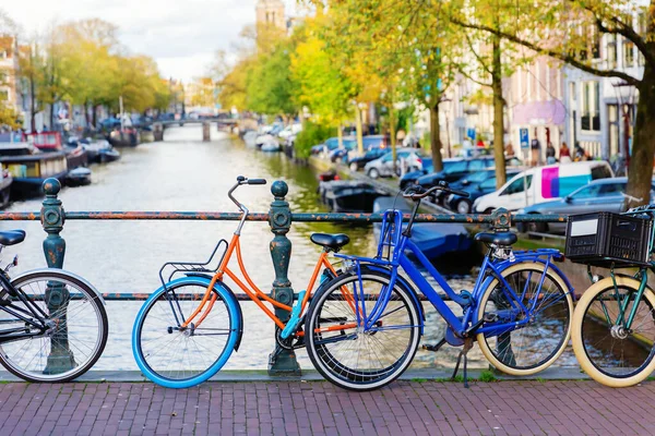 荷兰阿姆斯特丹的一座运河桥上 一辆五颜六色的自行车 — 图库照片