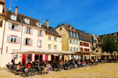 Strasbourg, Fransa - 09 Eylül 2018: Meçhul insanlarla dolu eski bir kasaba. Strasbourg, Büyük Doğu 'nun başkenti ve en büyük şehridir. Tarihi merkez UNESCO listesindedir.