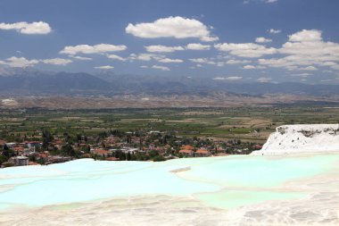 Pamukkale (pamukkale) Türkiye 'nin Denizli kentinde (antik Lykian harabeleriyle) beyaz kayalar)