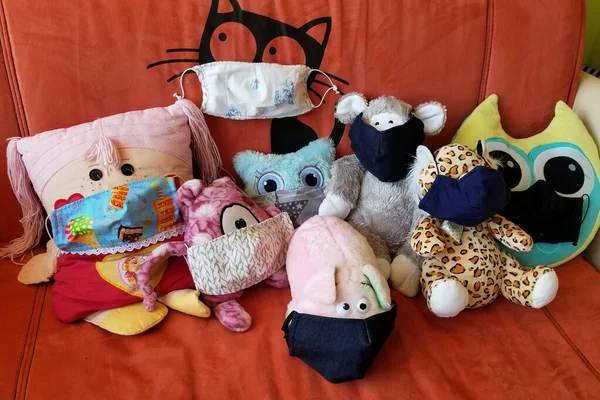 El yapımı koruyucu maskeli yumuşak renkli oyuncaklar.