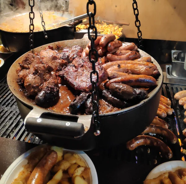 Una olla grande de salchichas y carne —  Fotos de Stock