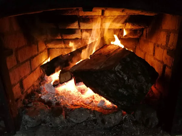 La quema de madera en la chimenea de cerca — Foto de Stock