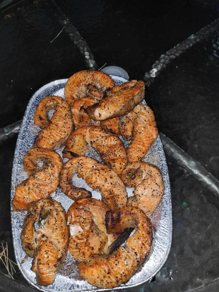 Salmone alla griglia con pepe nero macinato — Foto Stock