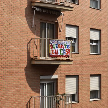 Valencia 'da bir evin balkonunda yazıtlar kalsın.