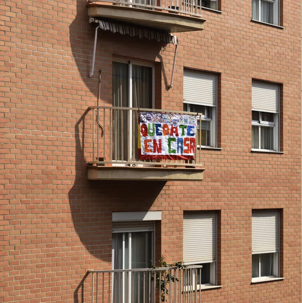 Надпись Stay at home на балконе дома в Валенсии — стоковое фото