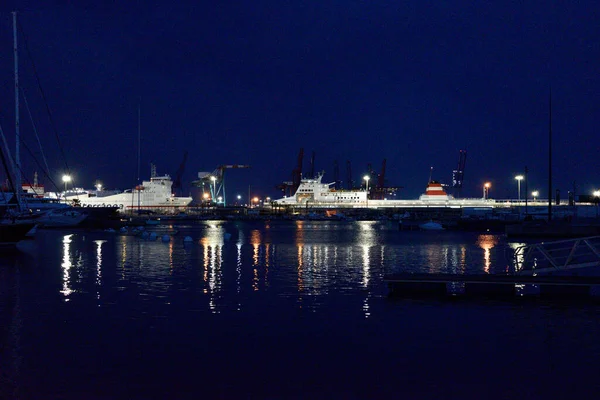 Nachthafen Und Schiffe Auf Der Ladefläche — Stockfoto