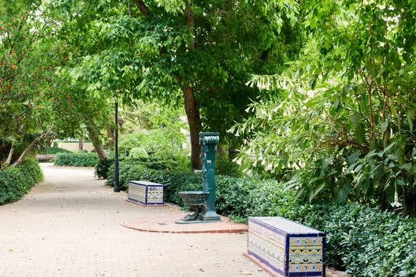 Een Drinkende Fontein Bankjes — Stockfoto