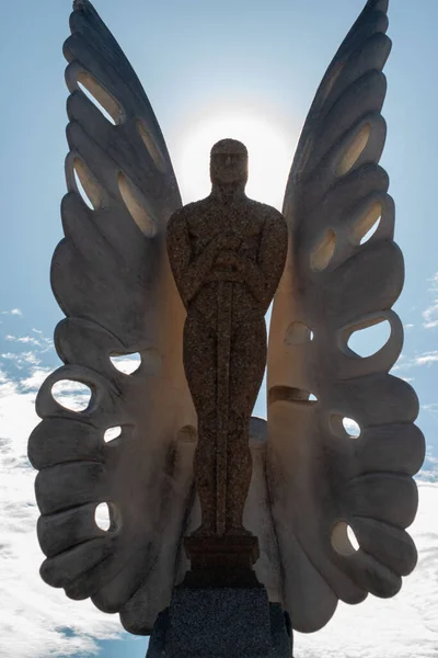 Monument Riddare Med Vingar Bakgrundsbelyst Solen Stockfoto