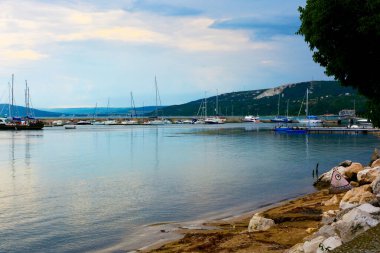 Sessiz bir limanda beyaz yatlar duruyor.