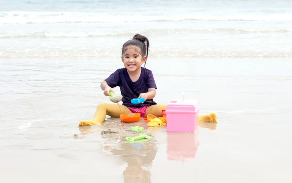 Asiatische Mädchen spielen auf Sand — Stockfoto