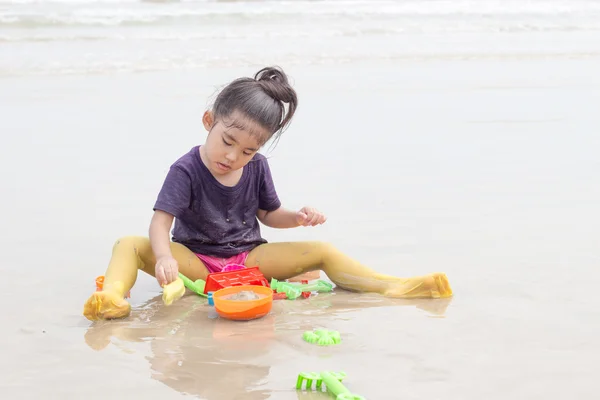 Asian girl play on sand — Stock Photo, Image