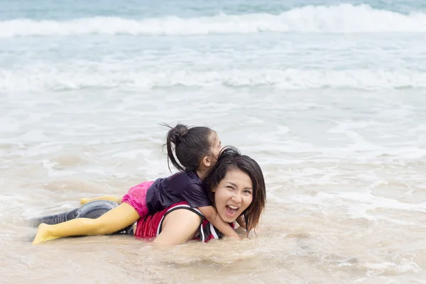 妈妈和孩子们玩在海面上 — 图库照片