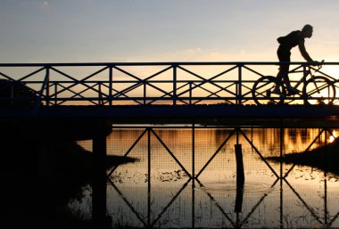 Motosiklet binme Bisiklet köprüde