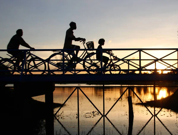 Cyklista jedoucí na kole na mostě — Stock fotografie