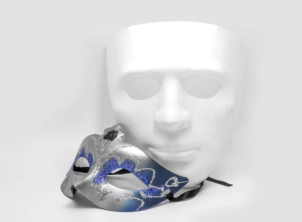 Vit mask och klassiska halvmask — Stockfoto