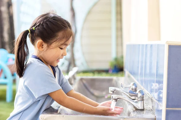 Asyalı kız el izlerken