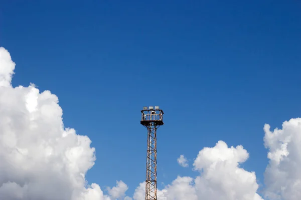 High tower emergency spot light for train signal on clear sky — Stock Photo, Image