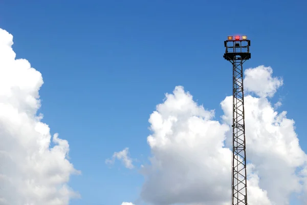 Luz alta do ponto de emergência da torre para o sinal do trem no céu claro — Fotografia de Stock