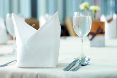 restoranda yemek masası