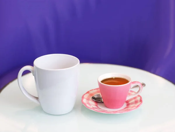 Roze thee keramische cup en witte mok op moderne tafel — Stockfoto