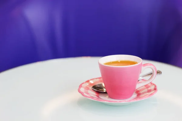 ชาสีชมพูถ้วยเซรามิกบนโต๊ะสมัยใหม่ — ภาพถ่ายสต็อก