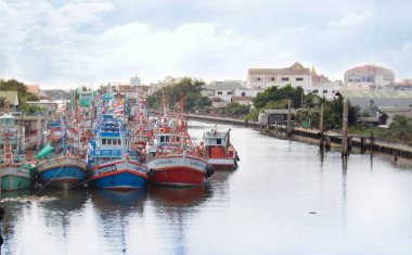 Rıhtımda balıkçı teknesi