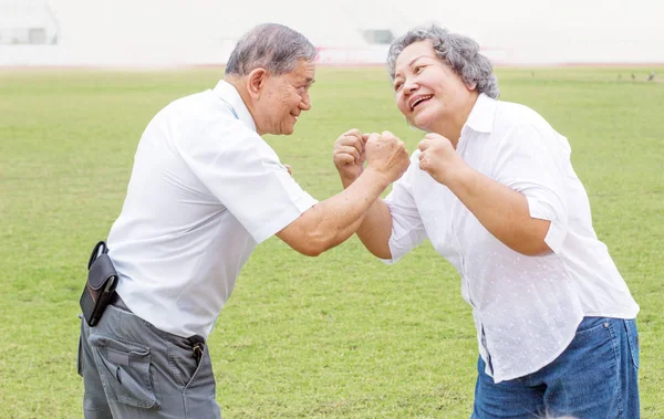 Ásia homem e mulher figthing ação e sorriso — Fotografia de Stock