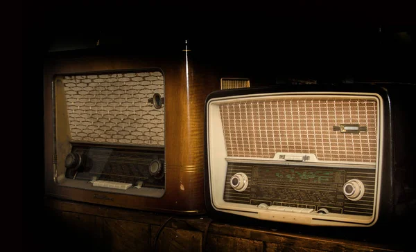 Wood vintage radio tuner in dark — Stock Photo, Image