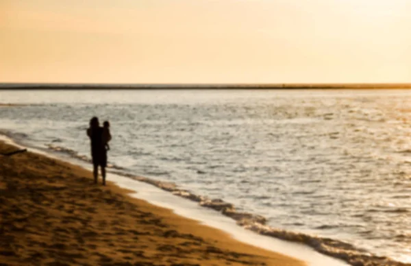 Silhouette father and son hug on the beach — Stock Photo, Image