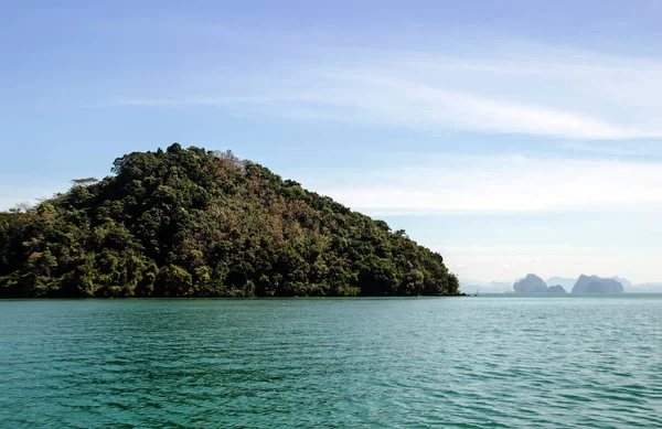 Landscape nature with tree mountain and ocean for background — Stock Photo, Image