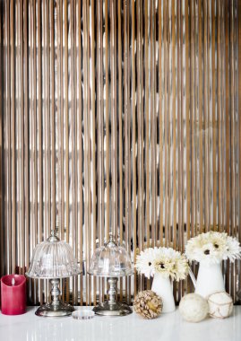 Dekorasyon ayna ve ahşap arka plan üzerinde