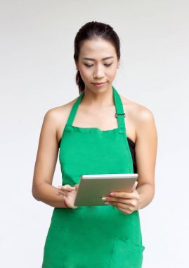 yeşil önlük kadınla kullanın tablet için sosyal medya