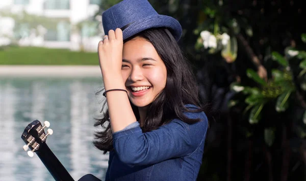 Азіатська дівчина мила посмішка обличчя на зеленому парку — стокове фото