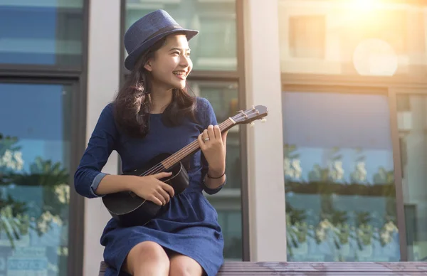 Azjatyckie dziewczyny grać piosenki z ukulele — Zdjęcie stockowe