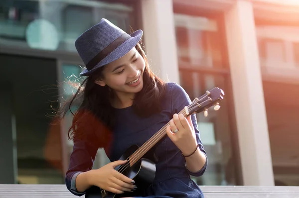 Azjatyckie dziewczyny grać piosenki z ukulele — Zdjęcie stockowe