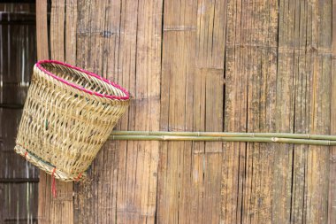 kulübe üzerinde asılı sepeti