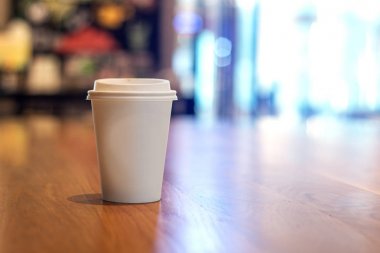 ahşap üzerine kahve fincanı