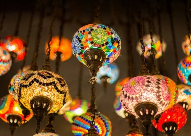 renkli cam fener karanlıkta