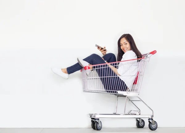 Asiatico signora shopping carrello — Foto Stock