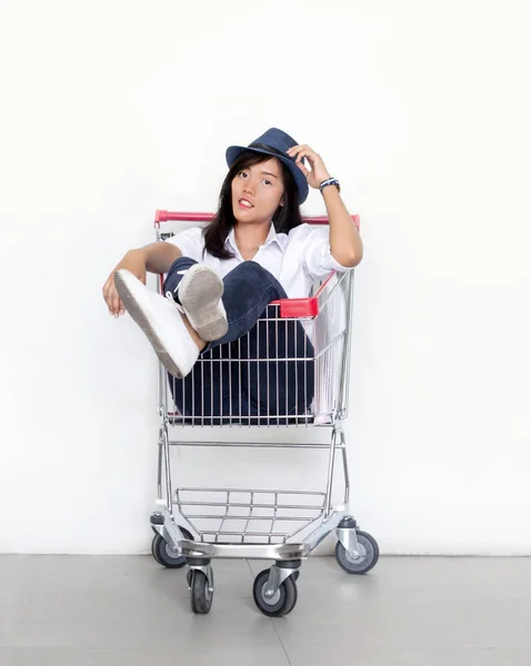 Asiatico signora shopping carrello — Foto Stock