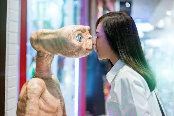 Editoryal Asyalı kız öpmek uzaylı