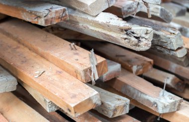 İnşaat alanında ahşap ve paslı çivi 