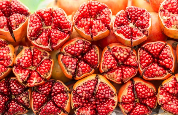 Rött granatäpple skärning — Stockfoto