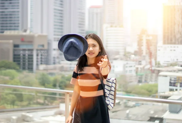 Pige tage af hendes hat kæmper sollys - Stock-foto